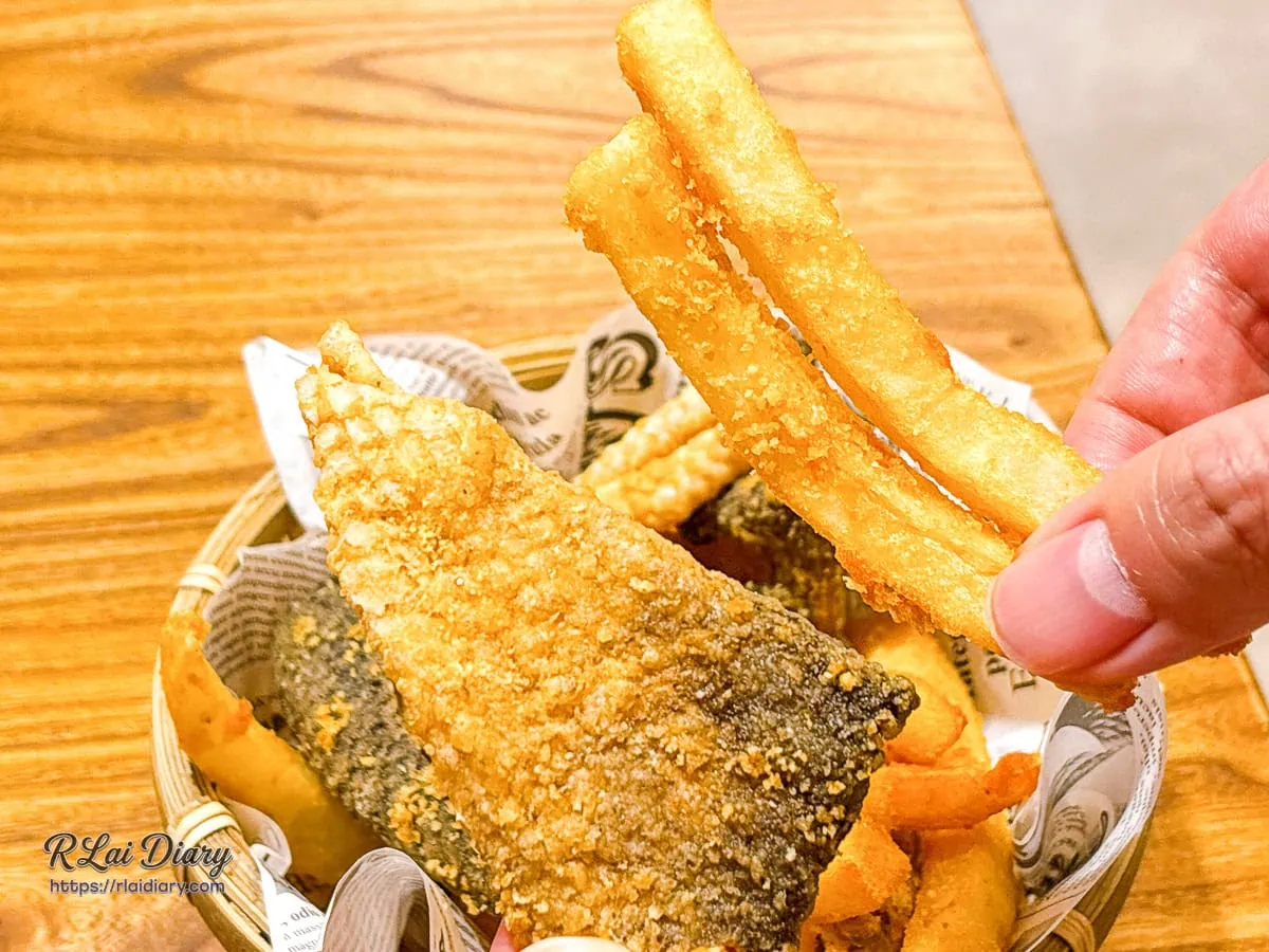 有食祿南洋料理裹滿金黃鹹蛋黃微粒的金沙魚皮與酥軟薯條