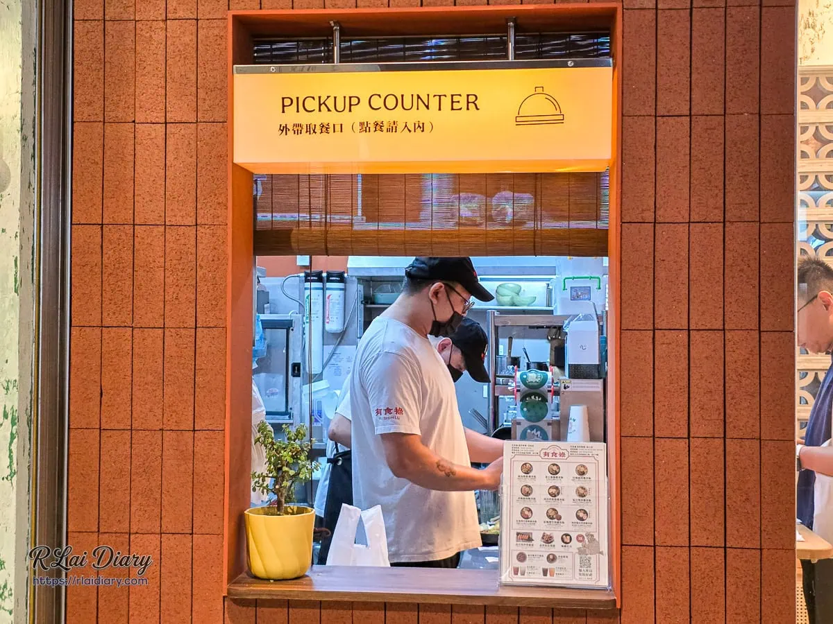 台中西區有食祿南洋料理美村店明亮的外帶取餐窗口