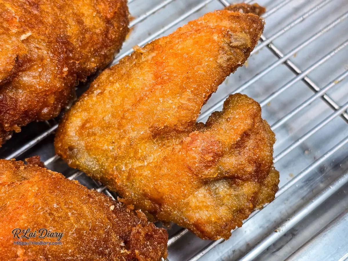 炸雞城北平店金黃薄脆、骨肉分離且肉質滑嫩涮嘴的台式炸雞翅近照特寫