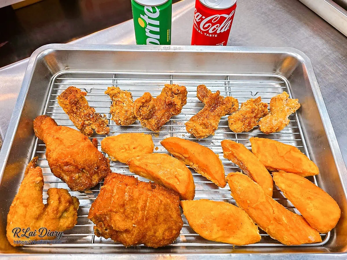 炸雞城北平店豐盛炸物大拼盤，包含滿額贈送的罐裝飲料與必點青花椒一字骨、黃金鐵三角及甘梅地瓜