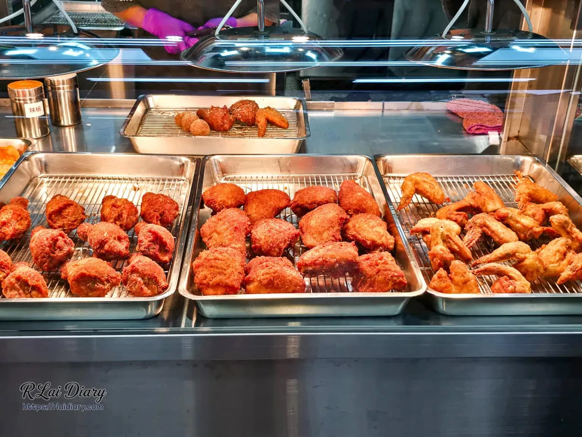 炸雞城北平店保溫保濕櫥窗內整齊排列的金黃酥脆炸雞腿、雞腿排與雞翅