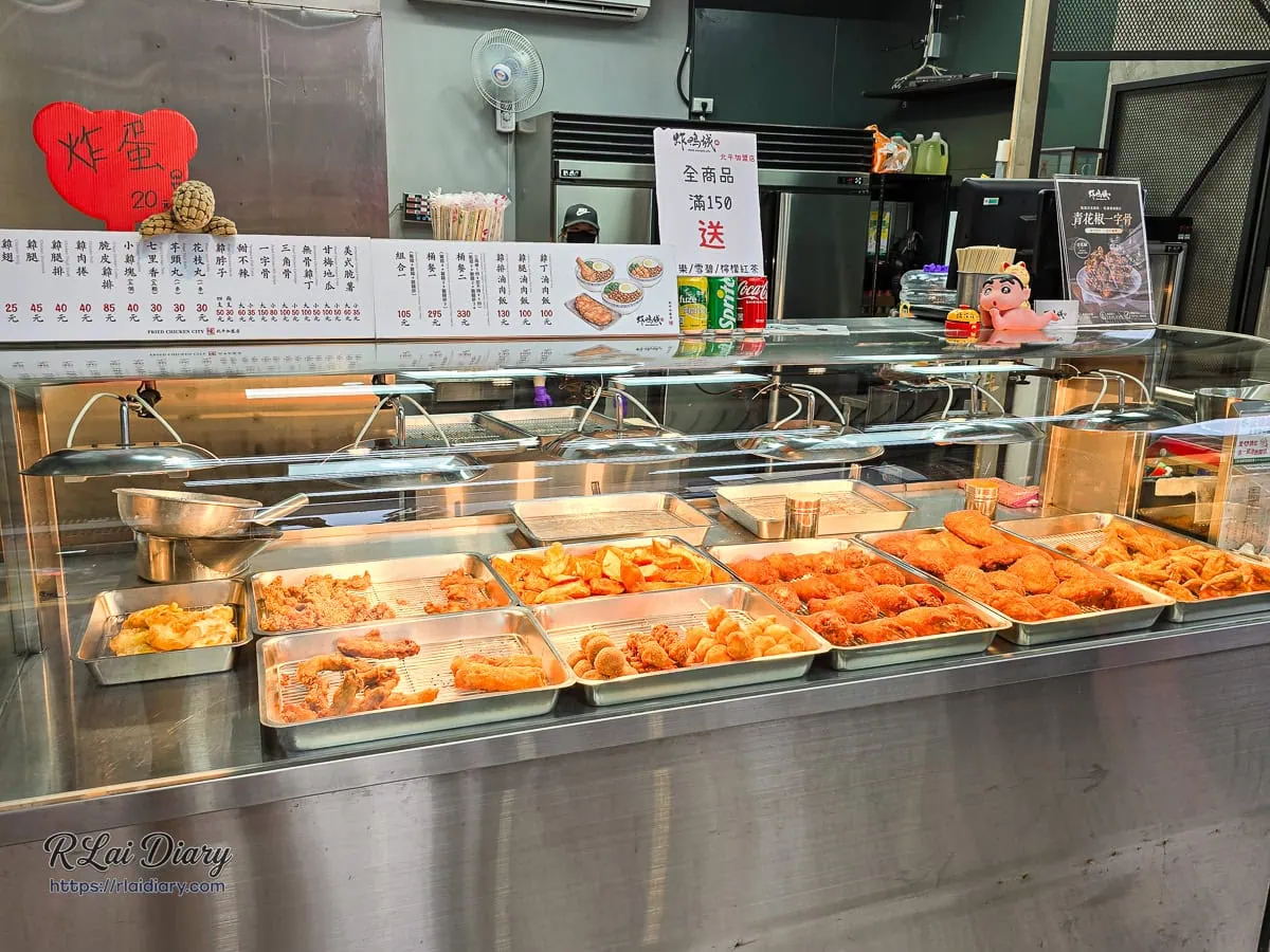 炸雞城北平店乾淨明亮的點餐櫃檯、菜單與透明玻璃保溫櫥窗