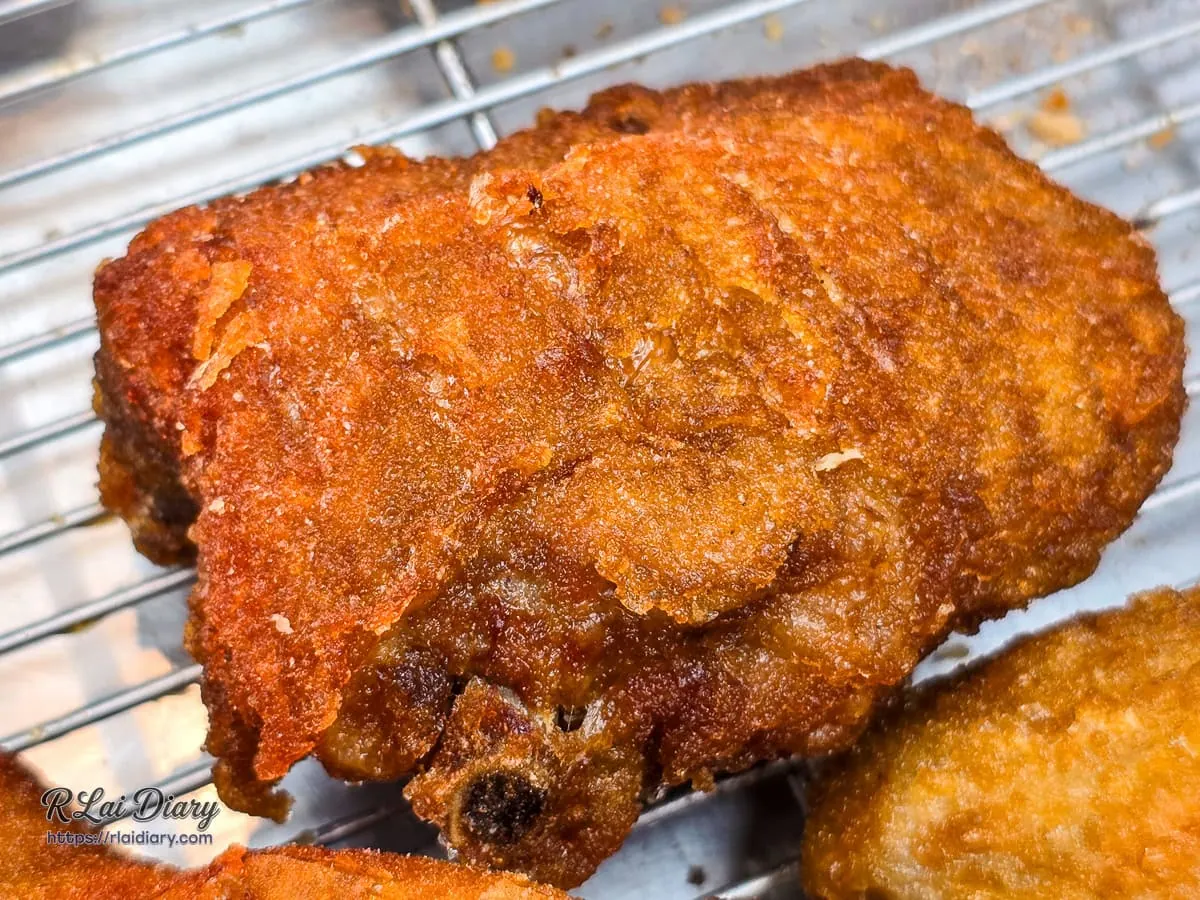炸雞城北平店焦糖色酥脆外衣、肉質厚實多汁帶油脂香氣的炸雞腿排特寫