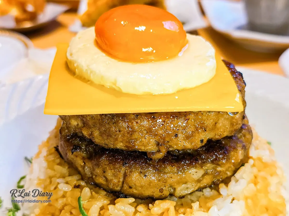 嵐山熟成牛かつ專売雙層漢堡排起司丼飯的誘人油封蛋黃與融化起司特寫