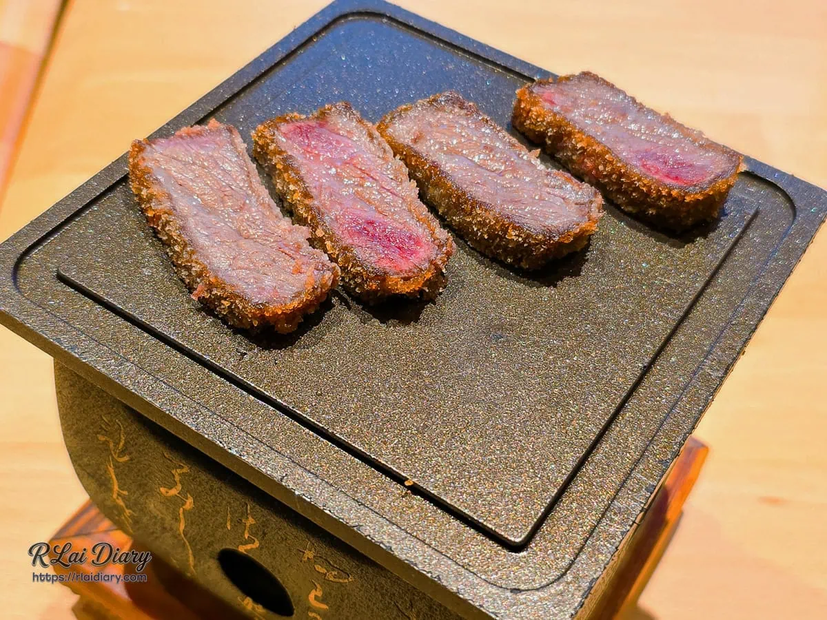 嵐山熟成牛かつ專売於專屬小石板烤盤上DIY煎烤炸牛排