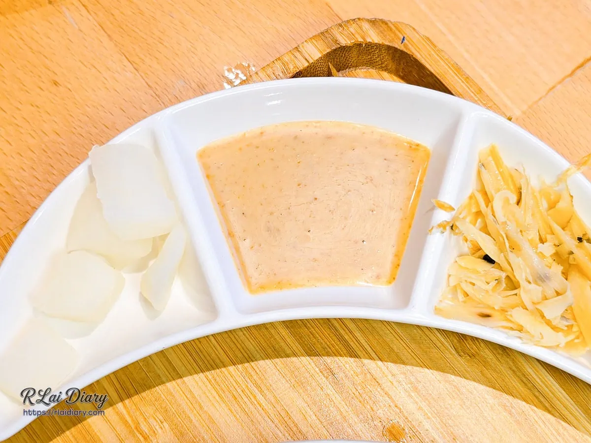 嵐山熟成牛かつ專売雙層漢堡排丼飯搭配的清脆漬蘿蔔與胡麻醬
