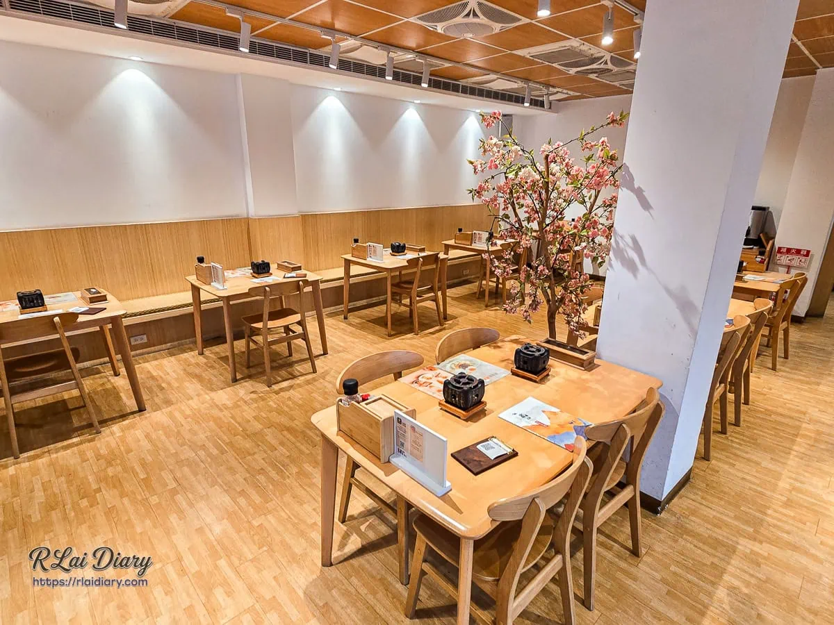 嵐山熟成牛かつ專売台中西區健行店明亮寬敞的日式室內用餐空間