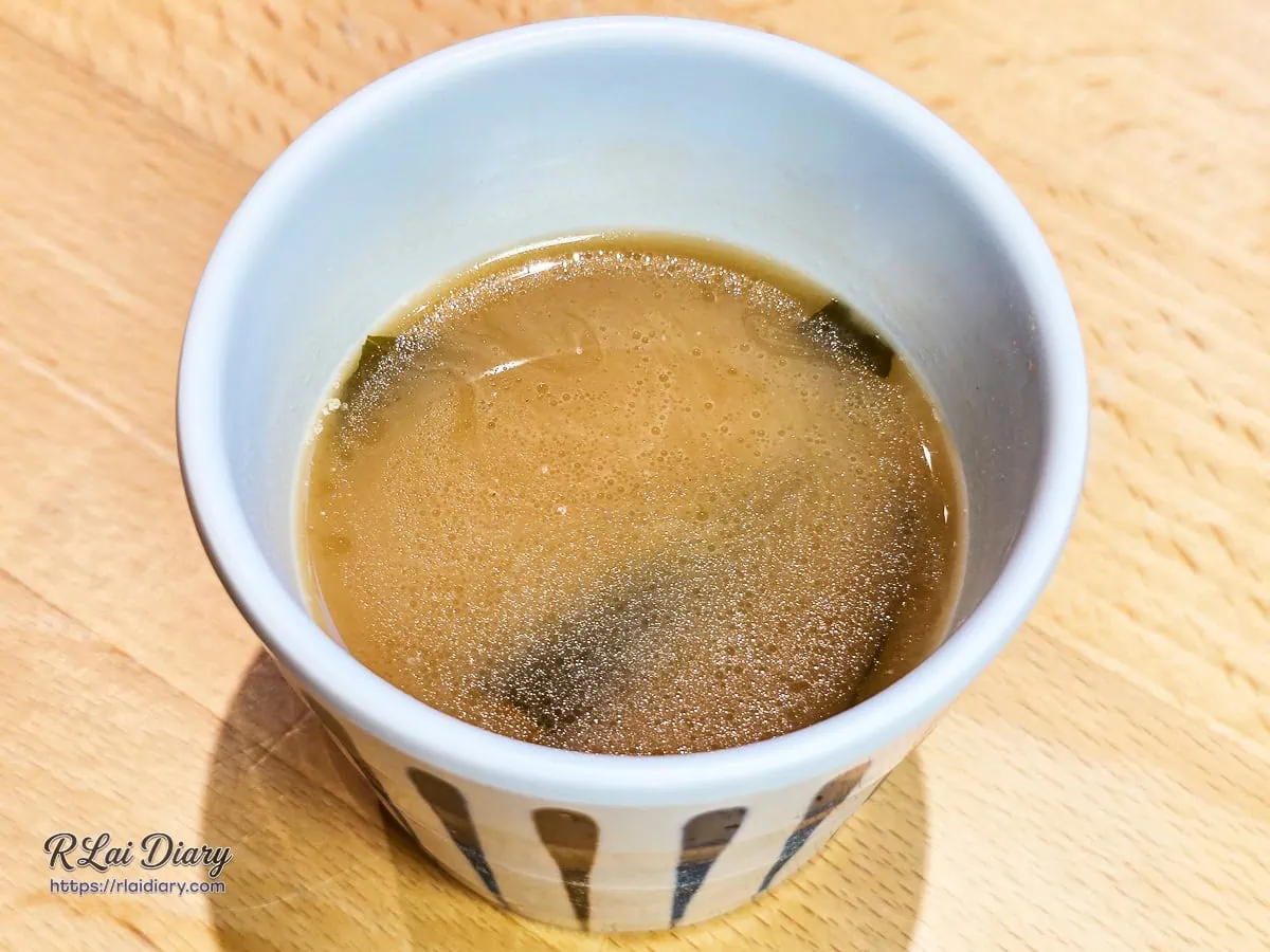 嵐山熟成牛かつ專売無限量供應的熱呼呼日式味噌湯