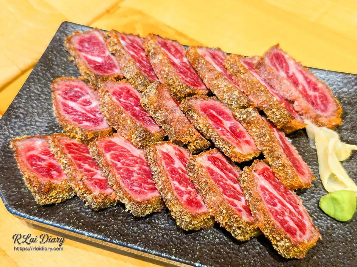 嵐山熟成牛かつ專売粉嫩三分熟的特選級翼板炸牛排切片
