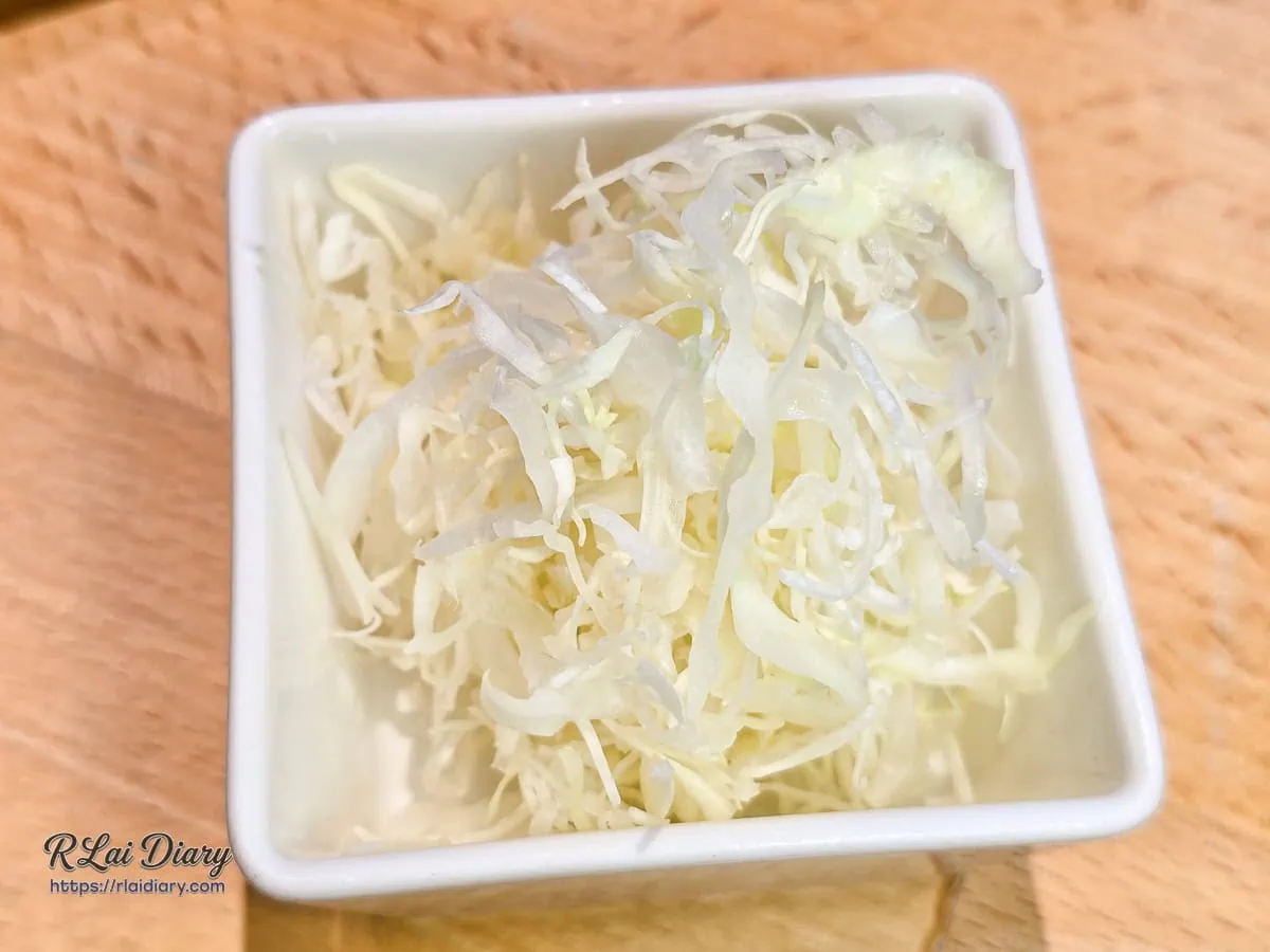嵐山熟成牛かつ專売日式定食附贈的清爽高麗菜絲