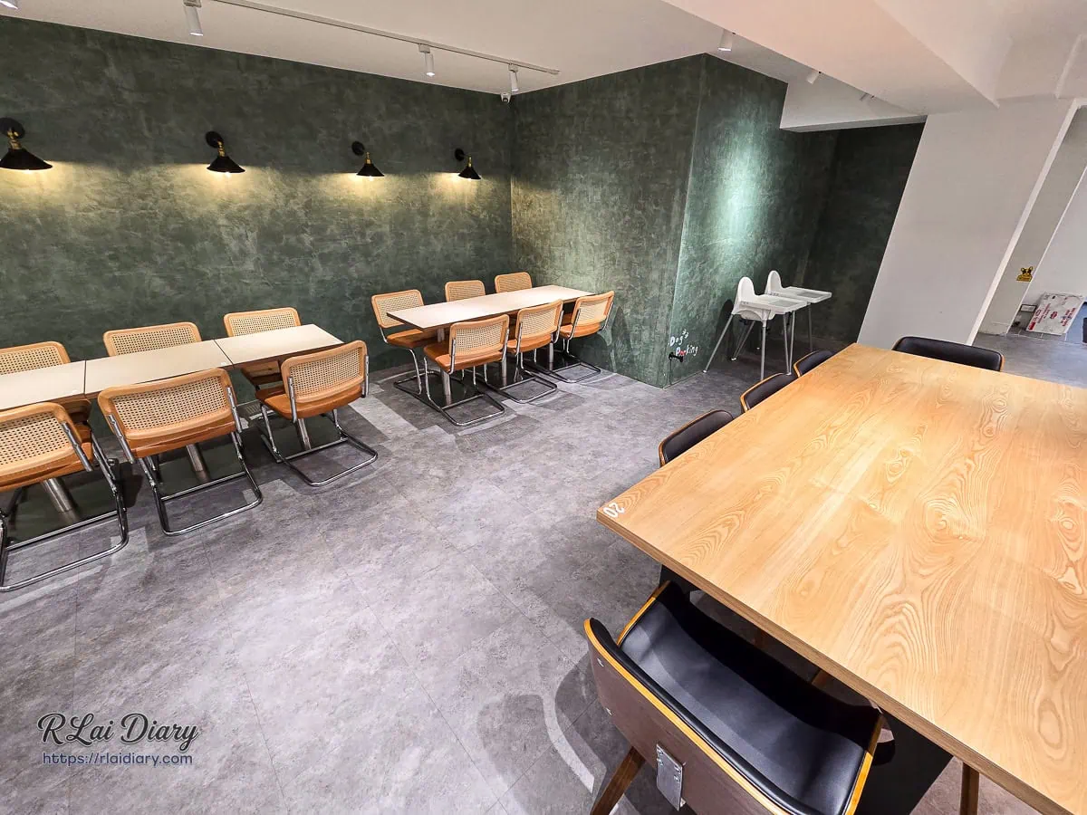 台北東區寵物友善餐廳 At.First More 早寓墨綠色牆面與木質共享長桌