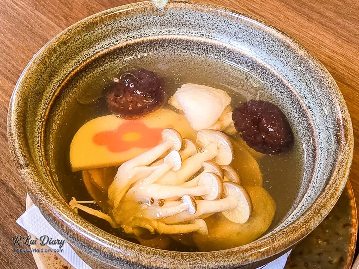 燉煮鮮美菇類與滑嫩魚肉的主廚精選土瓶蒸高湯