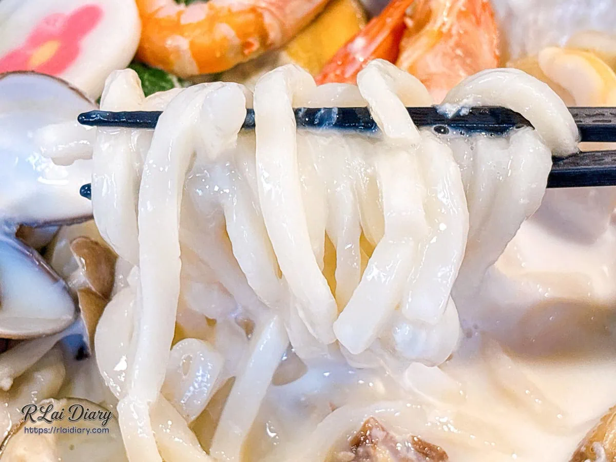 完整吸附豆乳精華且口感紮實極具彈性的烏龍麵條
