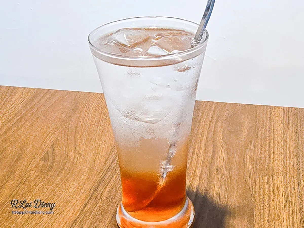 帶有漸層糖蜜色澤與細緻氣泡的清涼繽紛氣泡飲