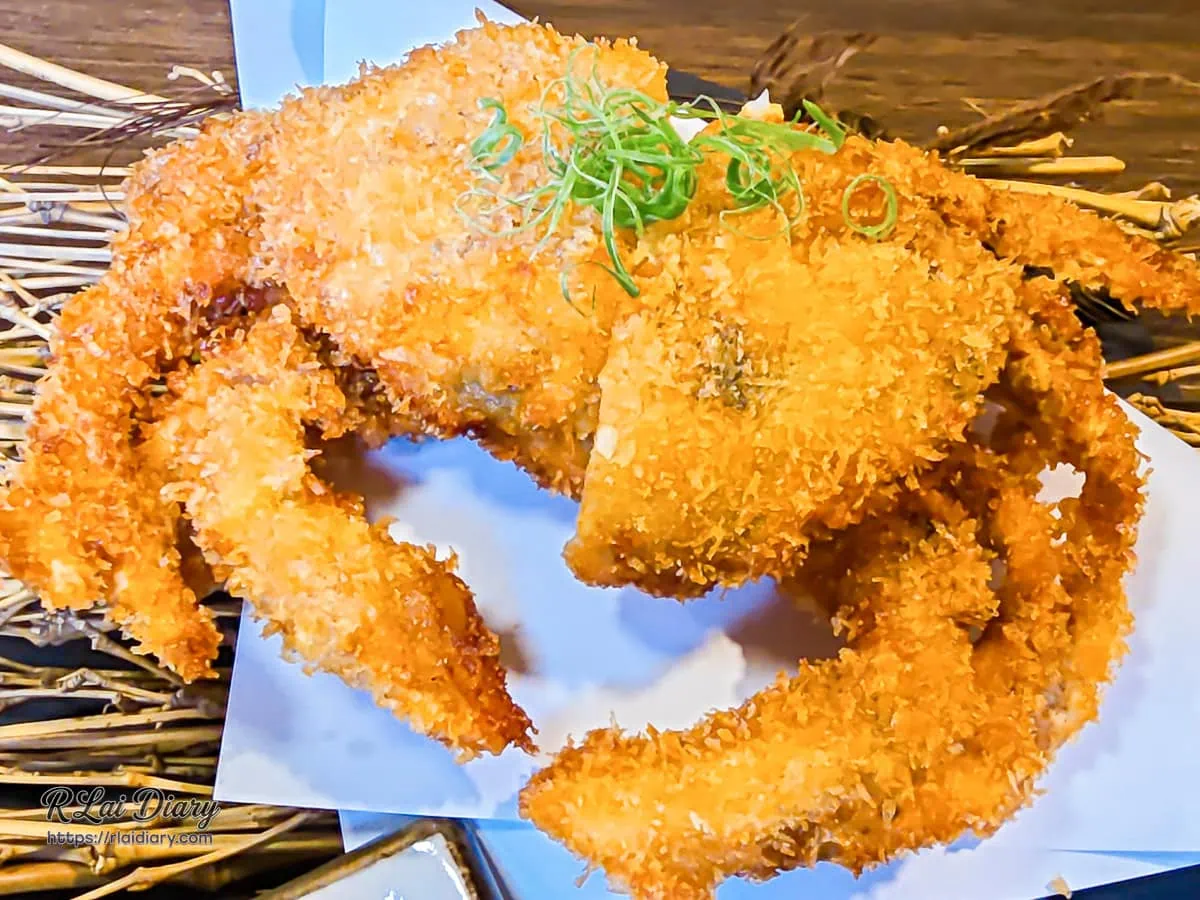 金黃色麵衣炸得極為輕盈酥脆的現炸酥炸軟殼蟹