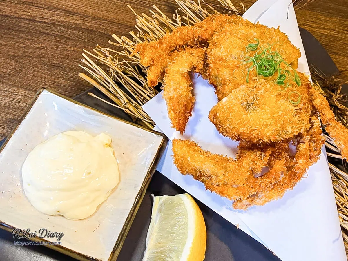 搭配特製塔塔醬與新鮮檸檬切片的酥炸軟殼蟹全貌