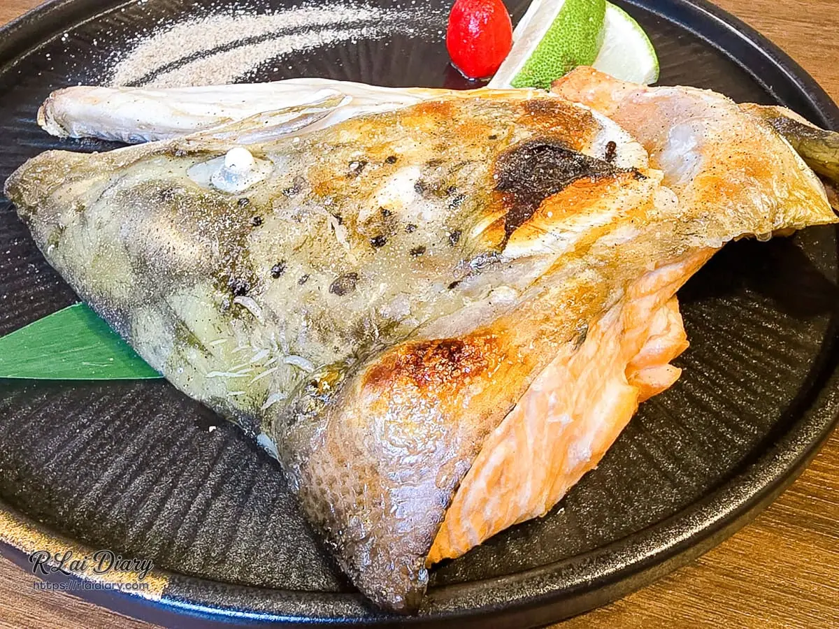 膠質豐富且油脂甘甜入口即化的鹽烤魚頰肉特寫