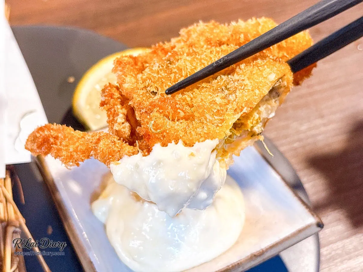酥炸軟殼蟹沾取酸甜滑順特製塔塔醬的層次風味