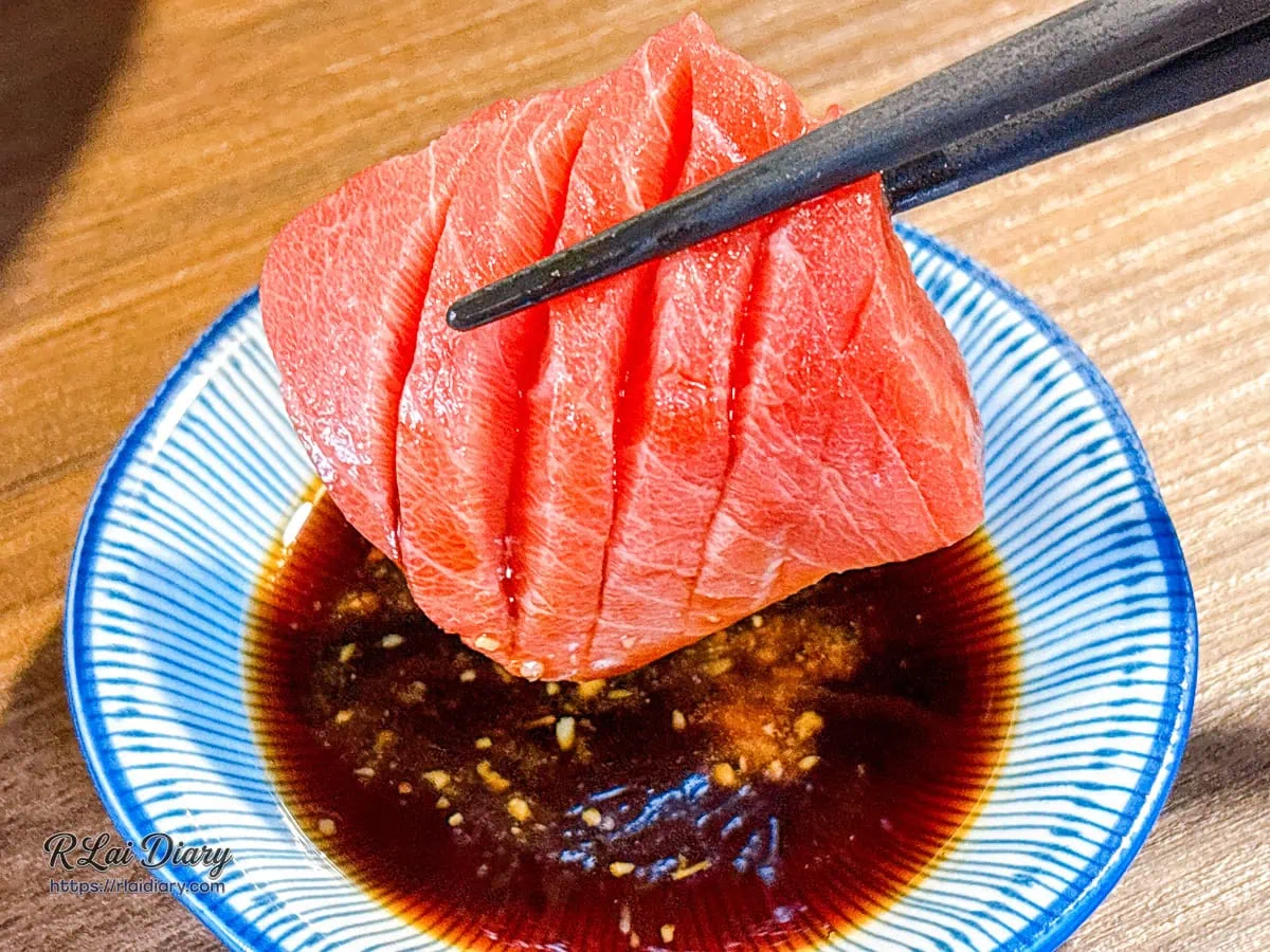 鮮紅鮪魚刺身沾取甘醇醬油與現磨山葵的誘人畫面