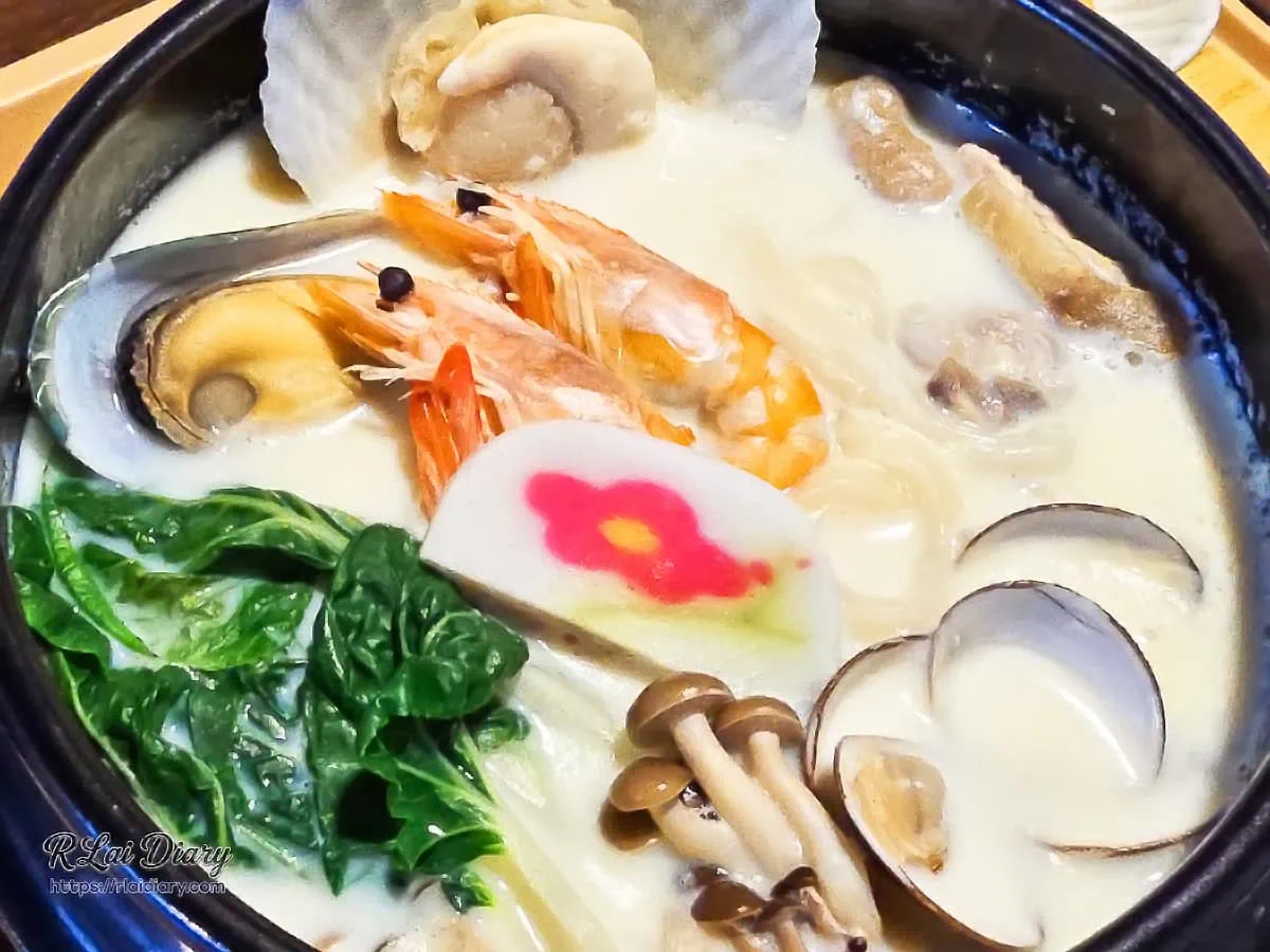 豪邁鋪滿扇貝淡菜蛤蜊與白蝦的濃郁豆乳烏龍麵