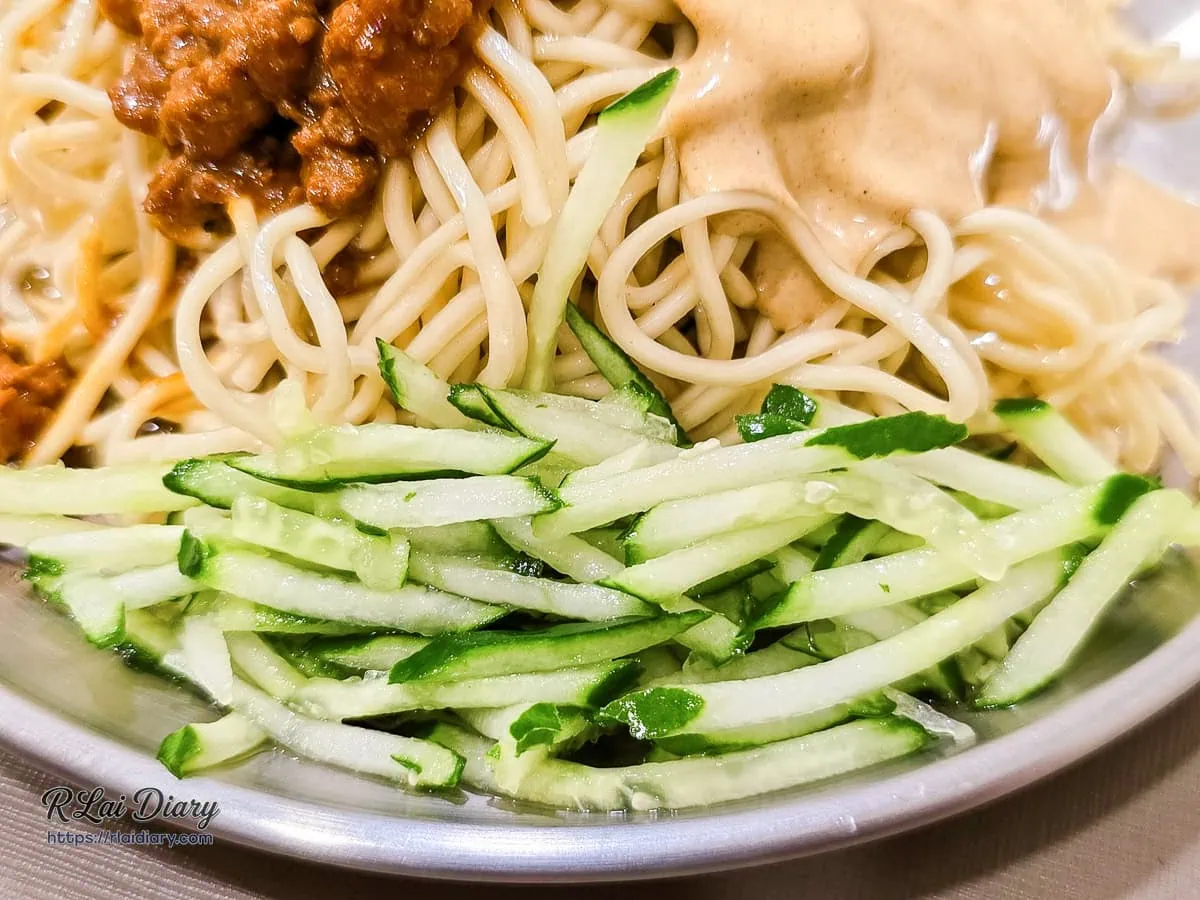 麵涼涼麵翠綠清脆小黃瓜絲解膩配料特寫鏡頭