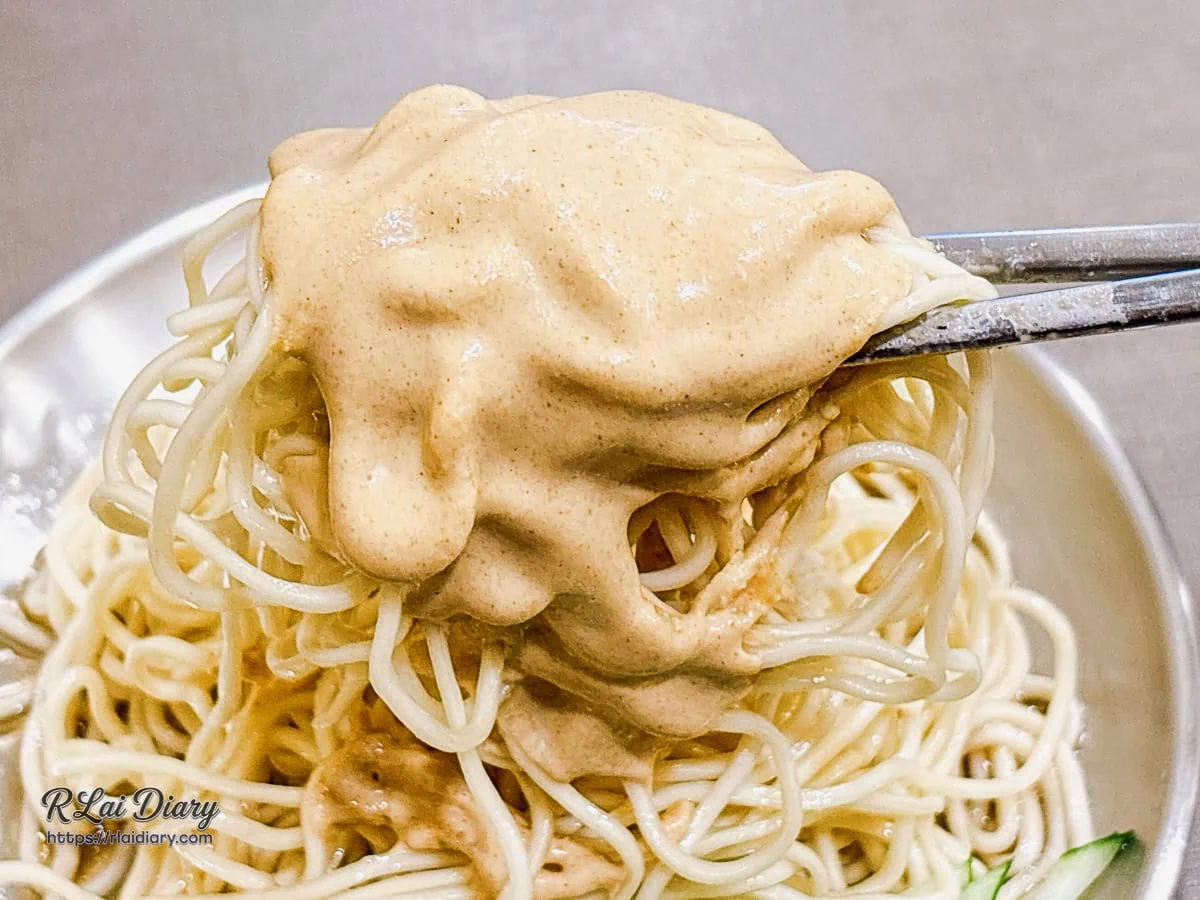 麵涼涼麵濃郁奶茶色麻醬均勻包覆細麵條特寫