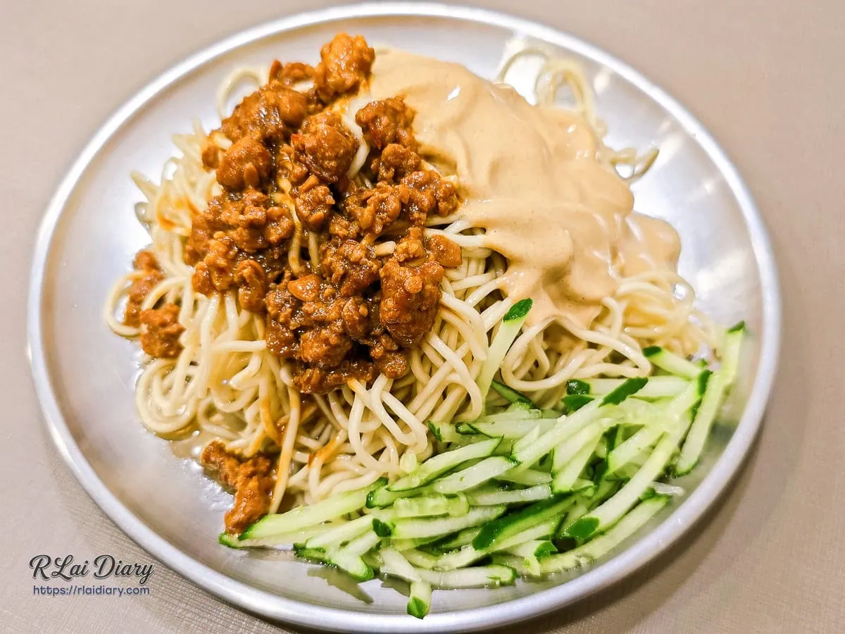 麵涼涼麵招牌雙醬涼麵中份搭配清爽小黃瓜