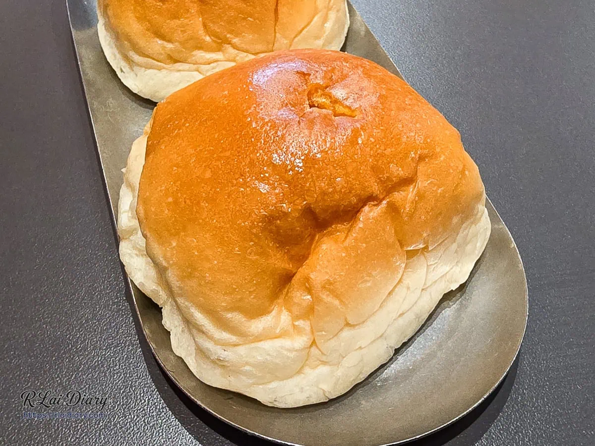 新北牛排餐廳滴滴牛排外酥內軟的熱騰騰現烤餐包特寫