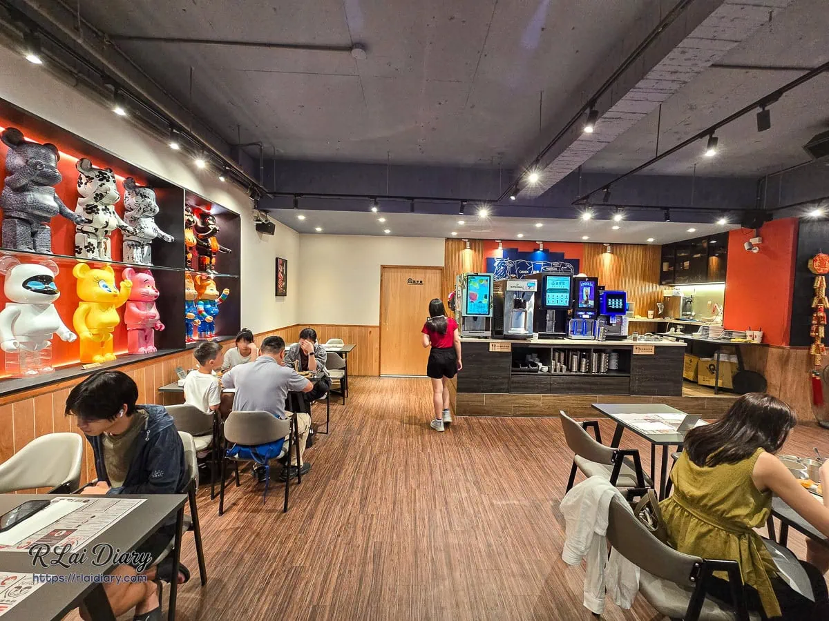 捷運徐匯中學站美食滴滴牛排店內特色潮流公仔熊展示牆與舒適座位區
