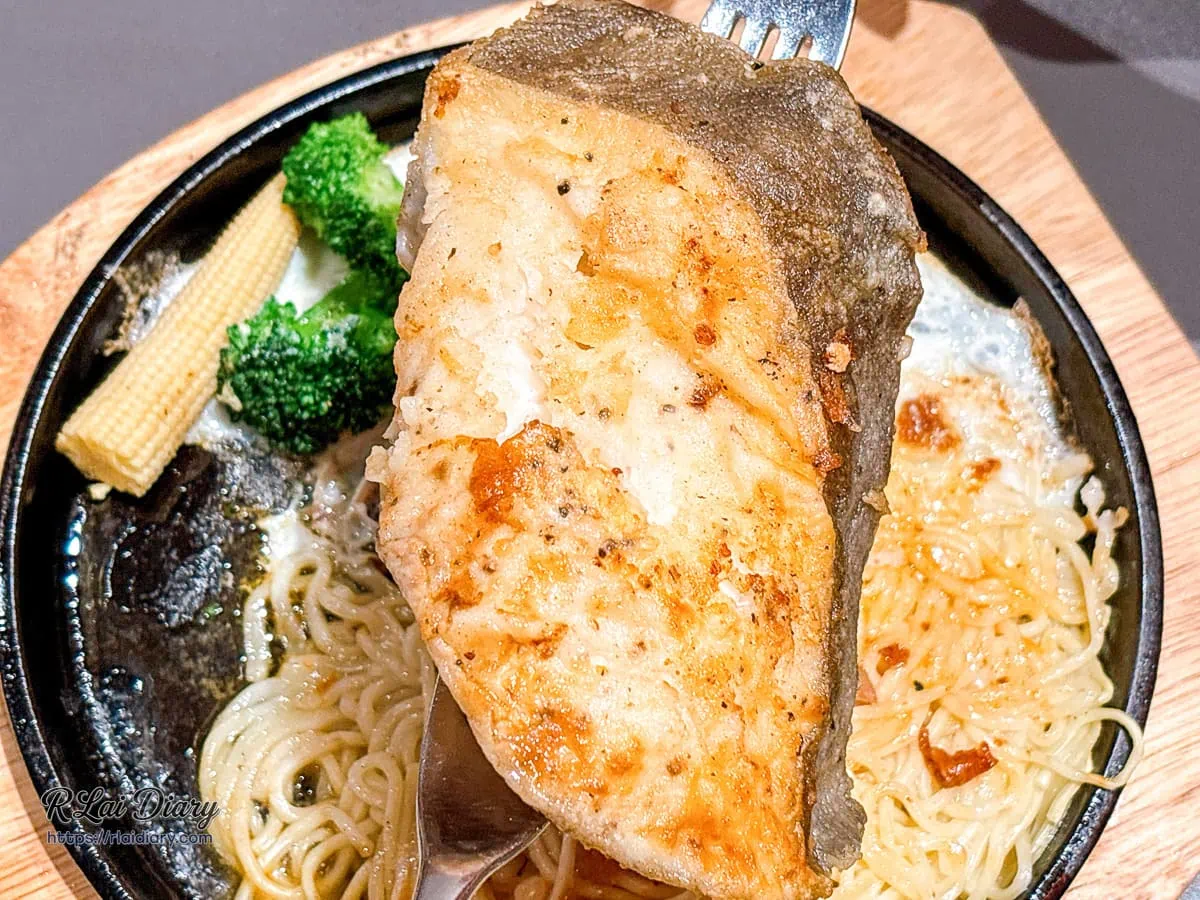 蘆洲滴滴牛排香煎大比目魚厚切綿密細緻肉質特寫