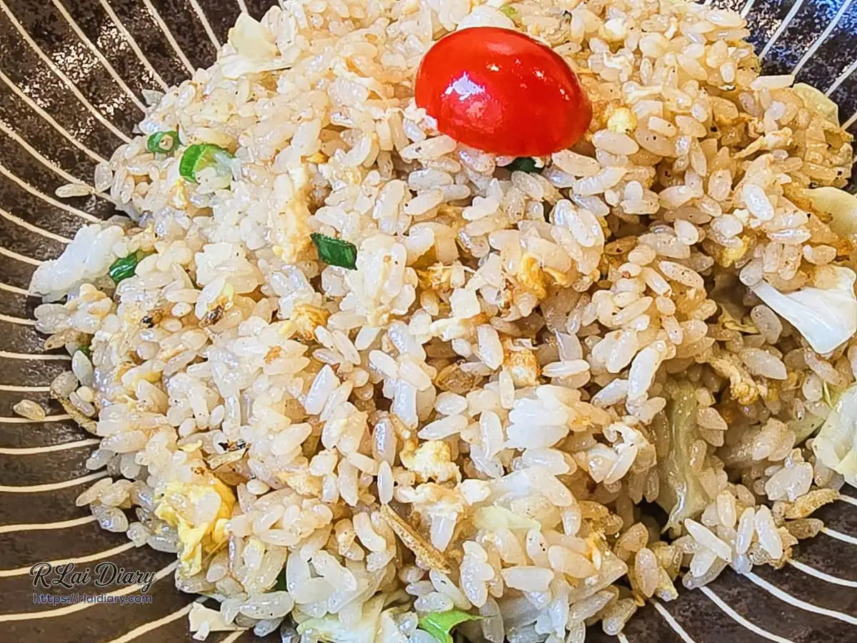 北屯台菜餐廳禾作私房菜的酥魚炒飯，融合高麗菜清甜與脆口炸小魚的豐富口感