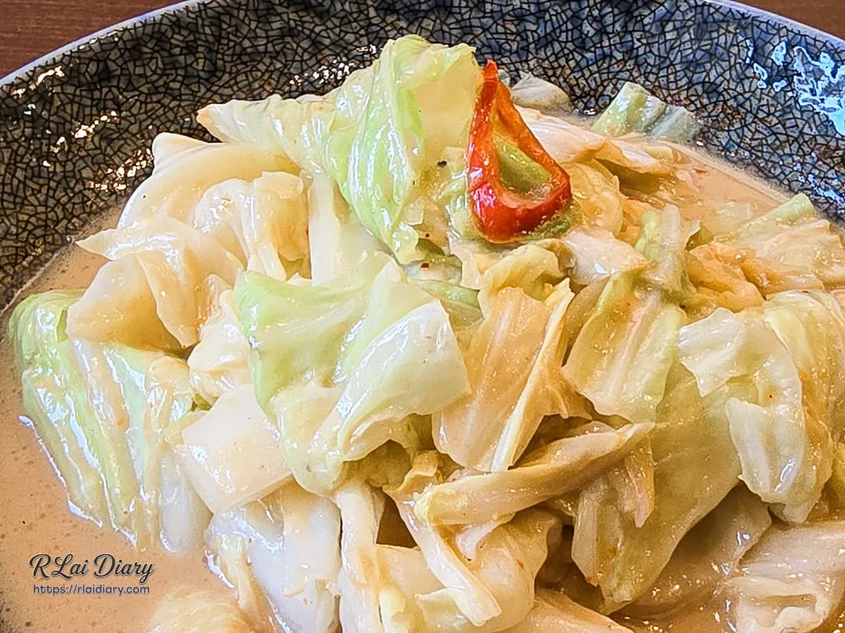 禾作私房菜豆乳高麗菜，融入傳統發酵豆乳調味，鹹甜交織比例拿捏恰到好處