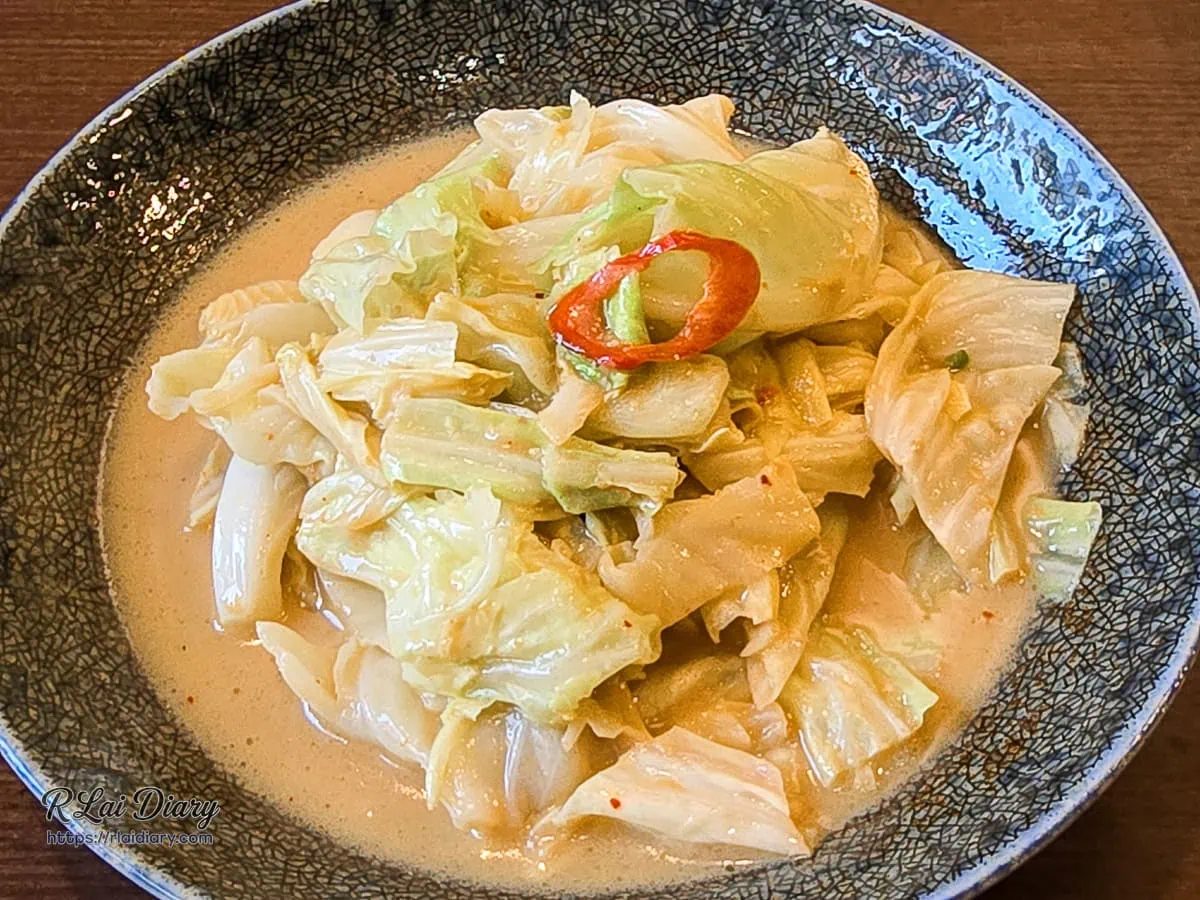 溫馨家常時蔬「豆乳高麗菜」微距特寫，大火快炒維持晶瑩翠綠與令人愉悅的清甜