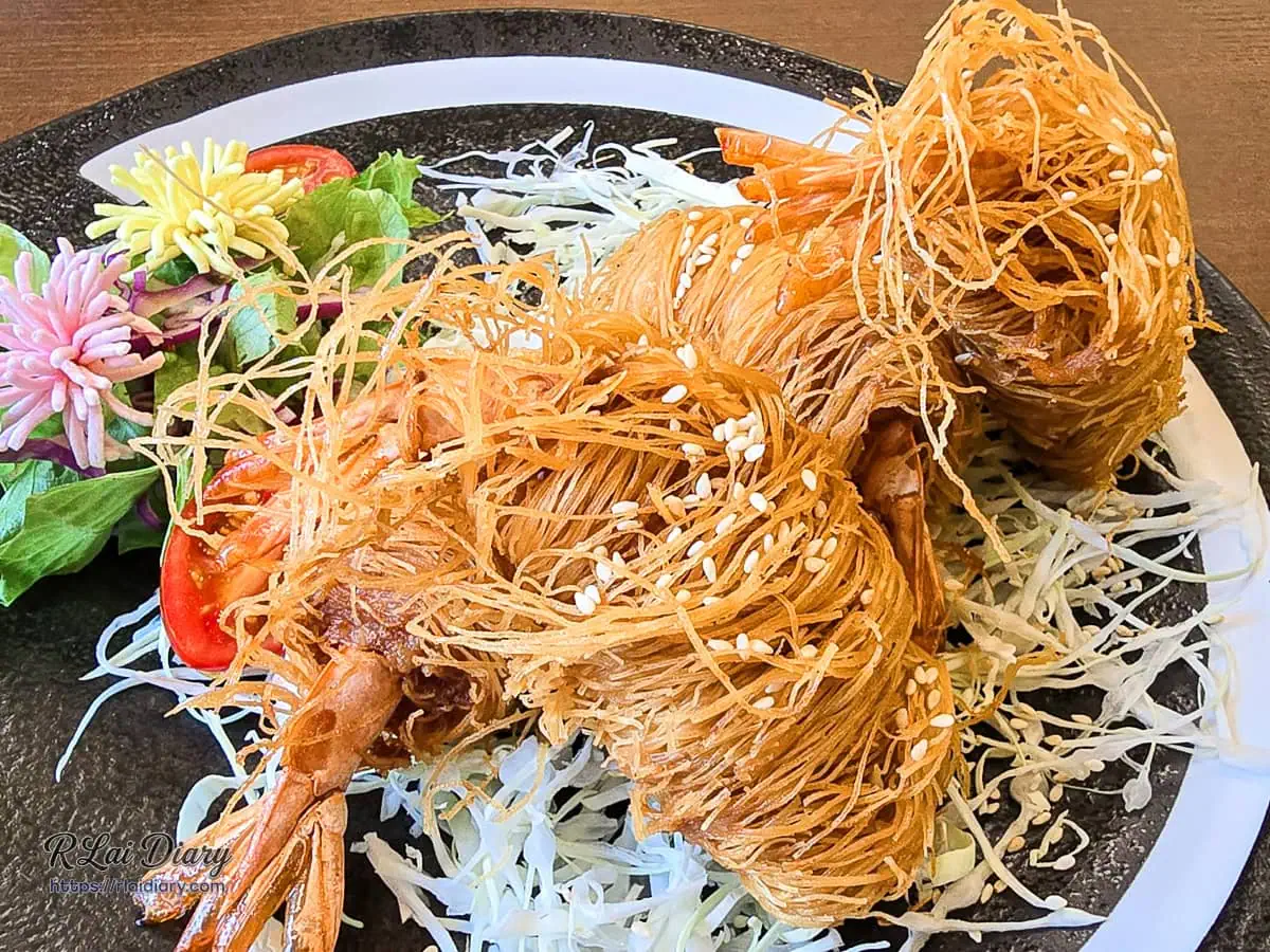禾作私房料理必點橙蜜金纏蝦側拍，外皮具備極致空氣感酥脆，內裡鮮蝦緊實Q彈