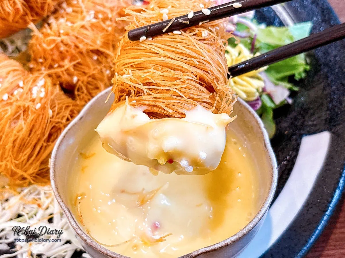 金纏蝦沾裹特製澄黃色橙蜜醬汁特寫，酸甜滑順帶有淡雅柑橘果香的創意台菜