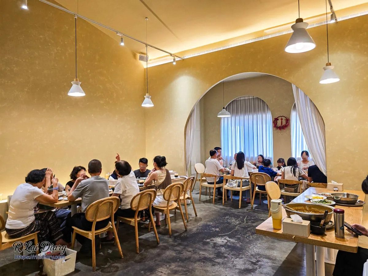 台中網美合菜餐廳推薦「禾作私房菜」二樓寬敞拱門設計空間，適合家庭朋友聚餐