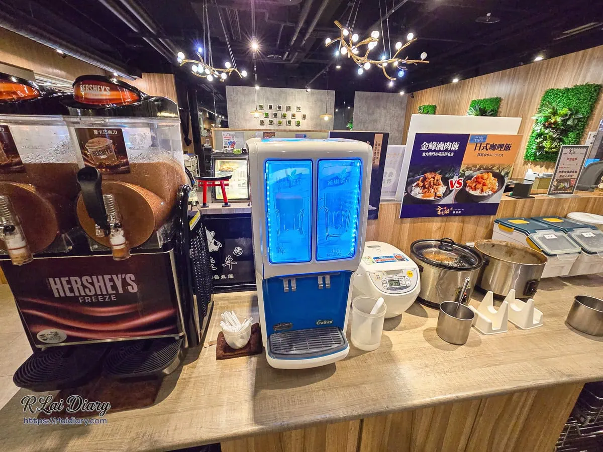 自助吧提供的冷熱飲品機與知名聯名金峰滷肉飯保溫鍋