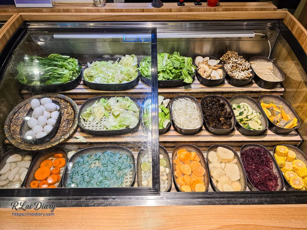 產地直送的新鮮南瓜玉米與翠綠蔬菜自助取用區