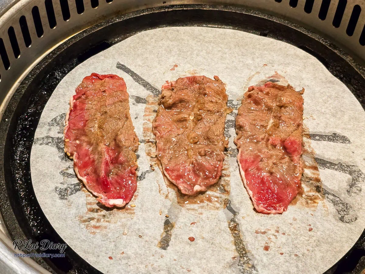 鋪滿特製烘焙紙的烤盤上正炙烤著吸滿醬汁的牛肉片