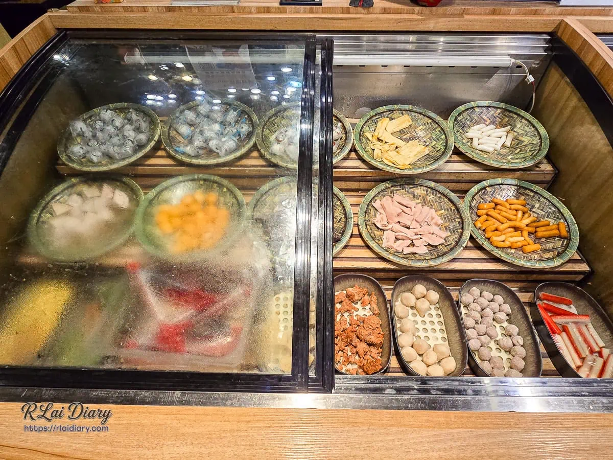 壽喜燒吃到飽自助吧陳列的各式丸類與魚餃火鍋料