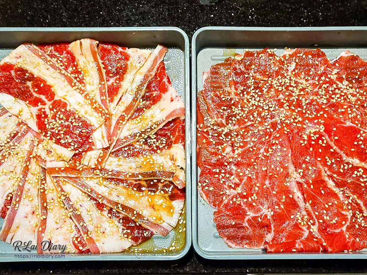 撒上白芝麻準備上爐炙烤的特製醬燒牛五花與雪花牛