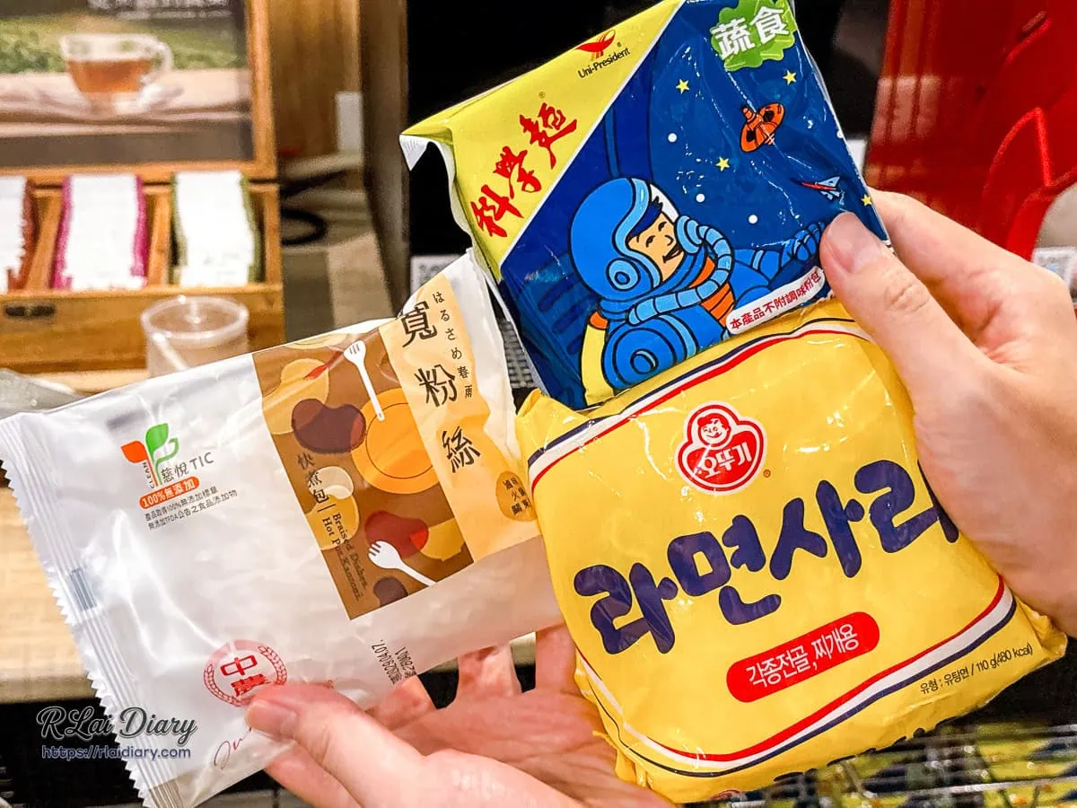 壽喜燒鍋物絕配的科學麵與韓國不倒翁拉麵特寫