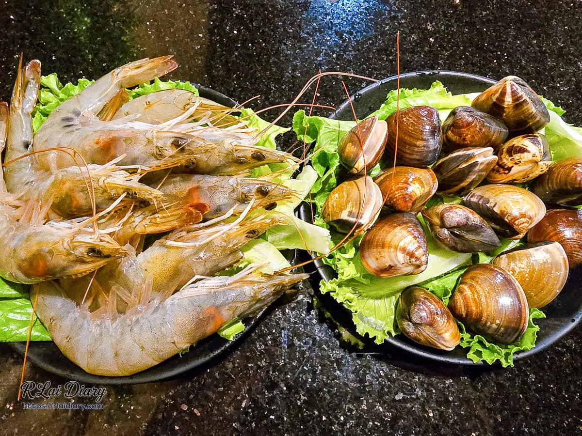 海陸奢華套餐中肉質緊實的鮮甜海蝦與飽滿蛤蜊