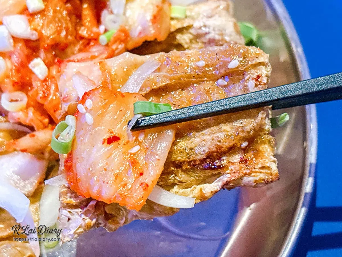 愛你久久koikoi99居酒屋-泡菜豆皮燒夾起特寫