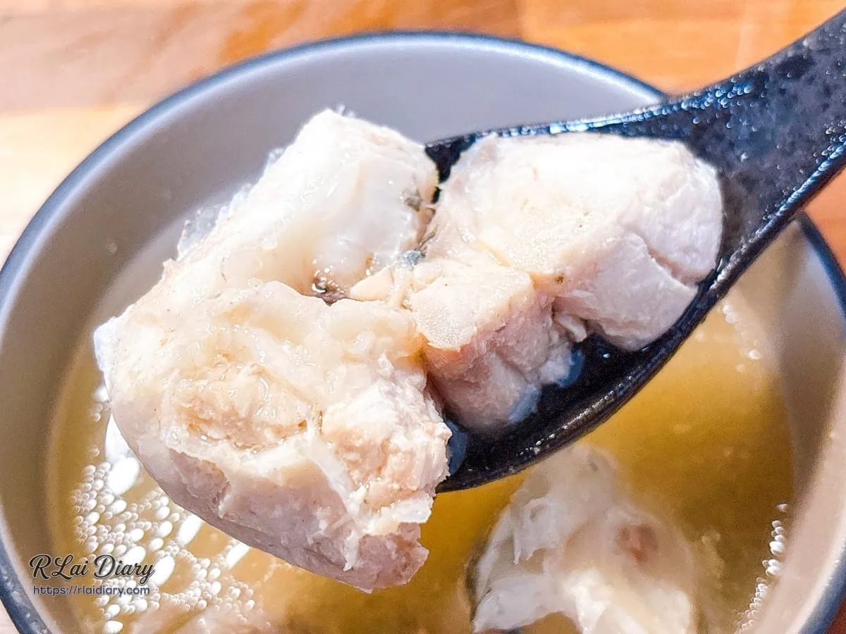 浪金魚舖免費續加鮮魚骨味噌湯魚肉特寫