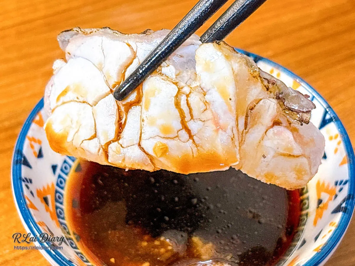 浪金魚舖炙燒生魚片沾醬美味特寫