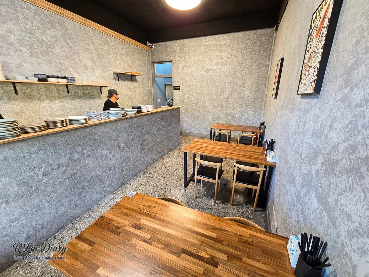 台中西區美食浪金魚舖乾淨明亮的室內用餐環境
