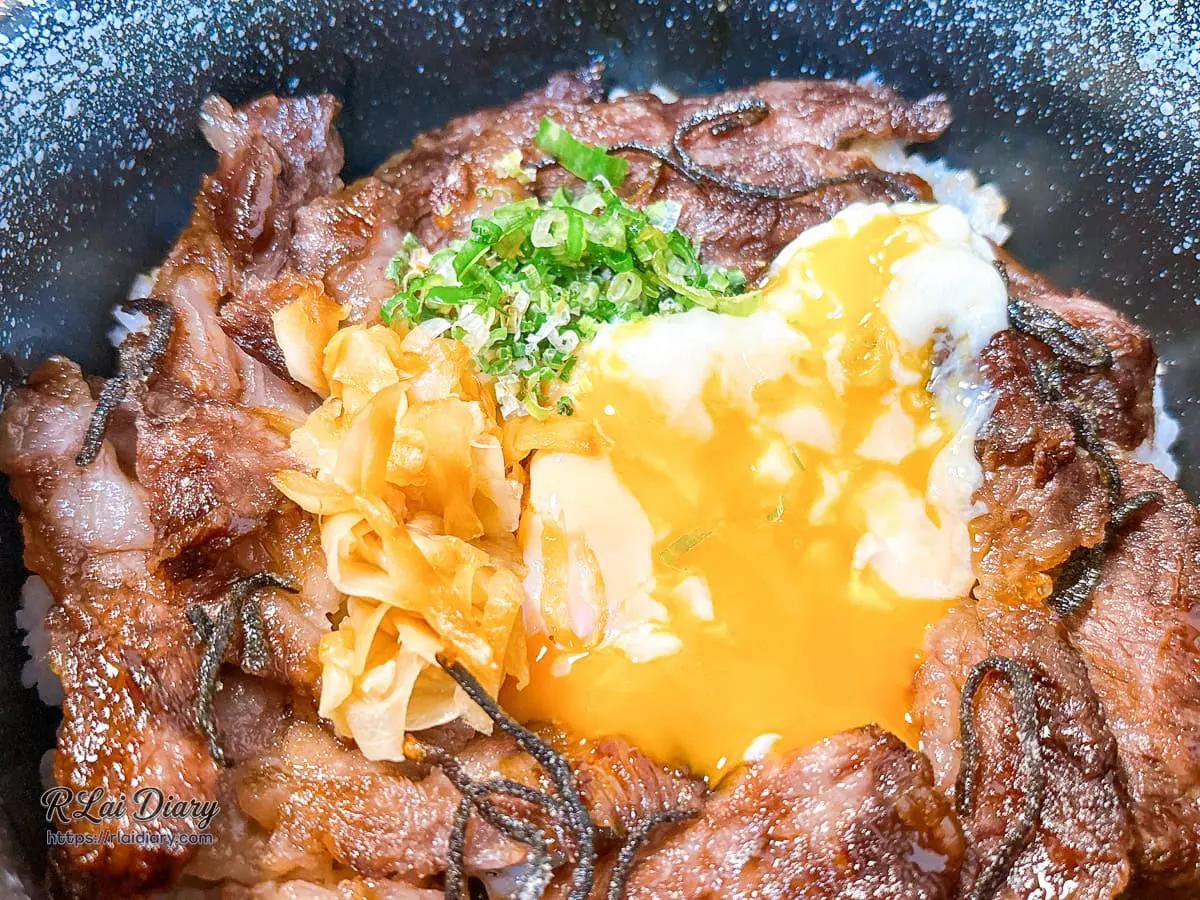 浪金魚舖月見和牛丼飯溫泉蛋液特寫