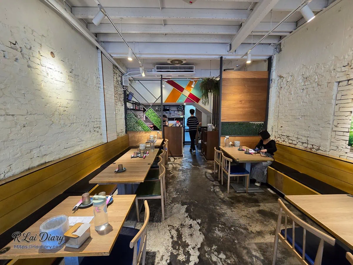 台中來呷飯川食堂勤美店一樓木質調溫馨用餐環境與四人座位