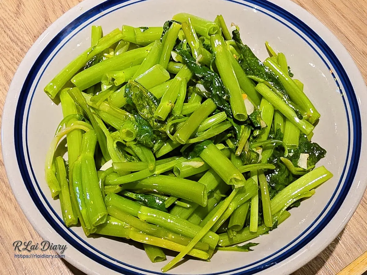 來呷飯川食堂勤美店清爽解膩的蒜香清炒空心菜